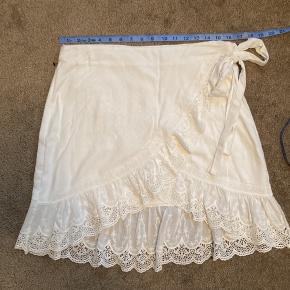 NWT Allie Rose white asymmetrical wrap skirt w/ embroidered/lace details, Large - Picture 9 of 13